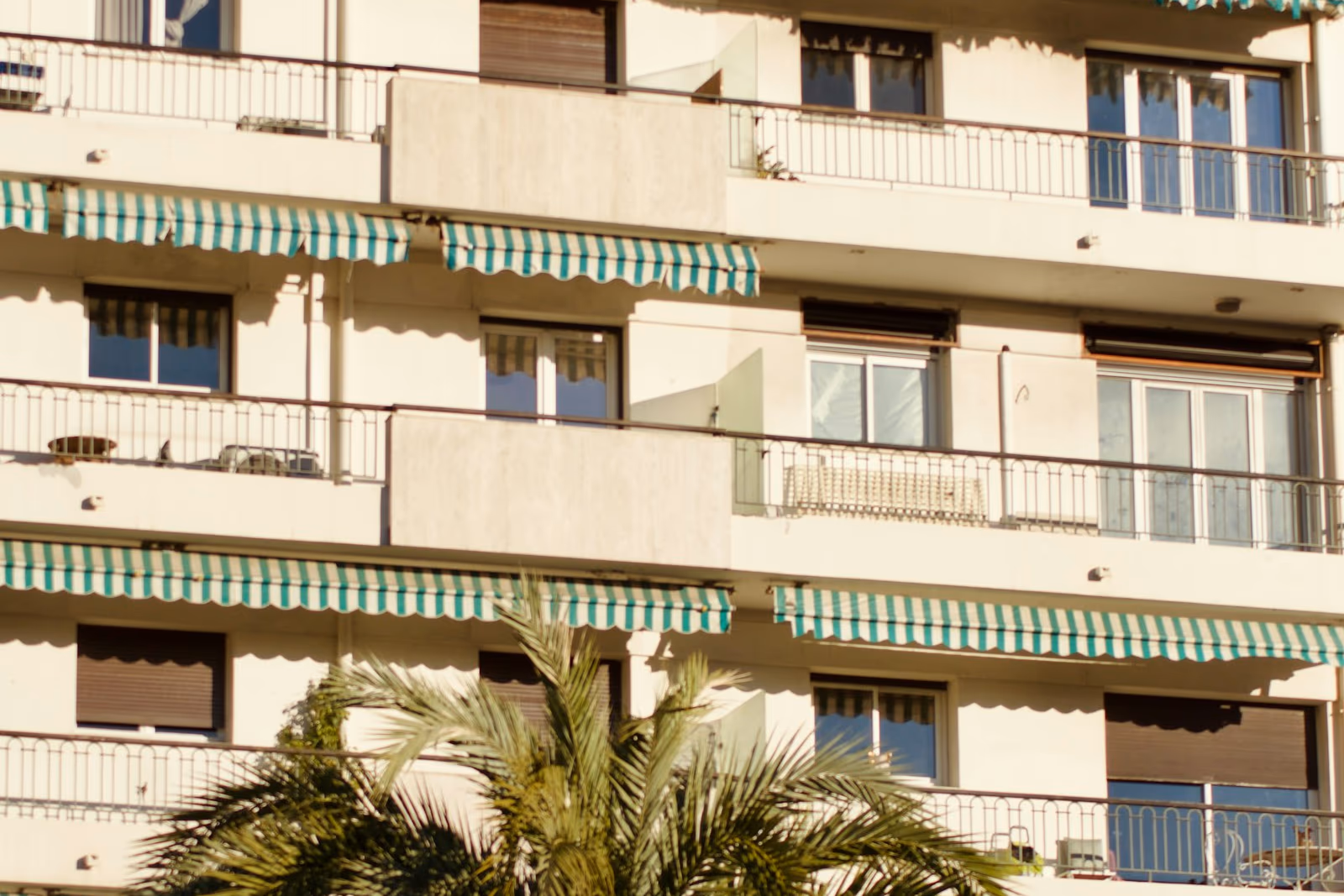 Miracle Mile apartment buildings